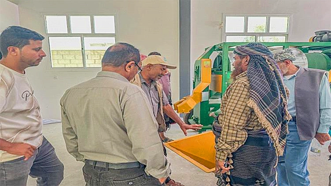 فريق من الهيئة العامة للبحوث والإرشاد الزراعي خلال زيارة ميدانية إلى بنك البذور المجتمعية بلحج